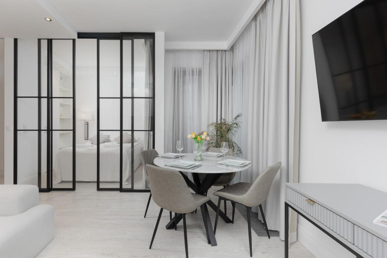 With Terrace Rezydencja Lazienki Park By Renters Prestige Warsaw