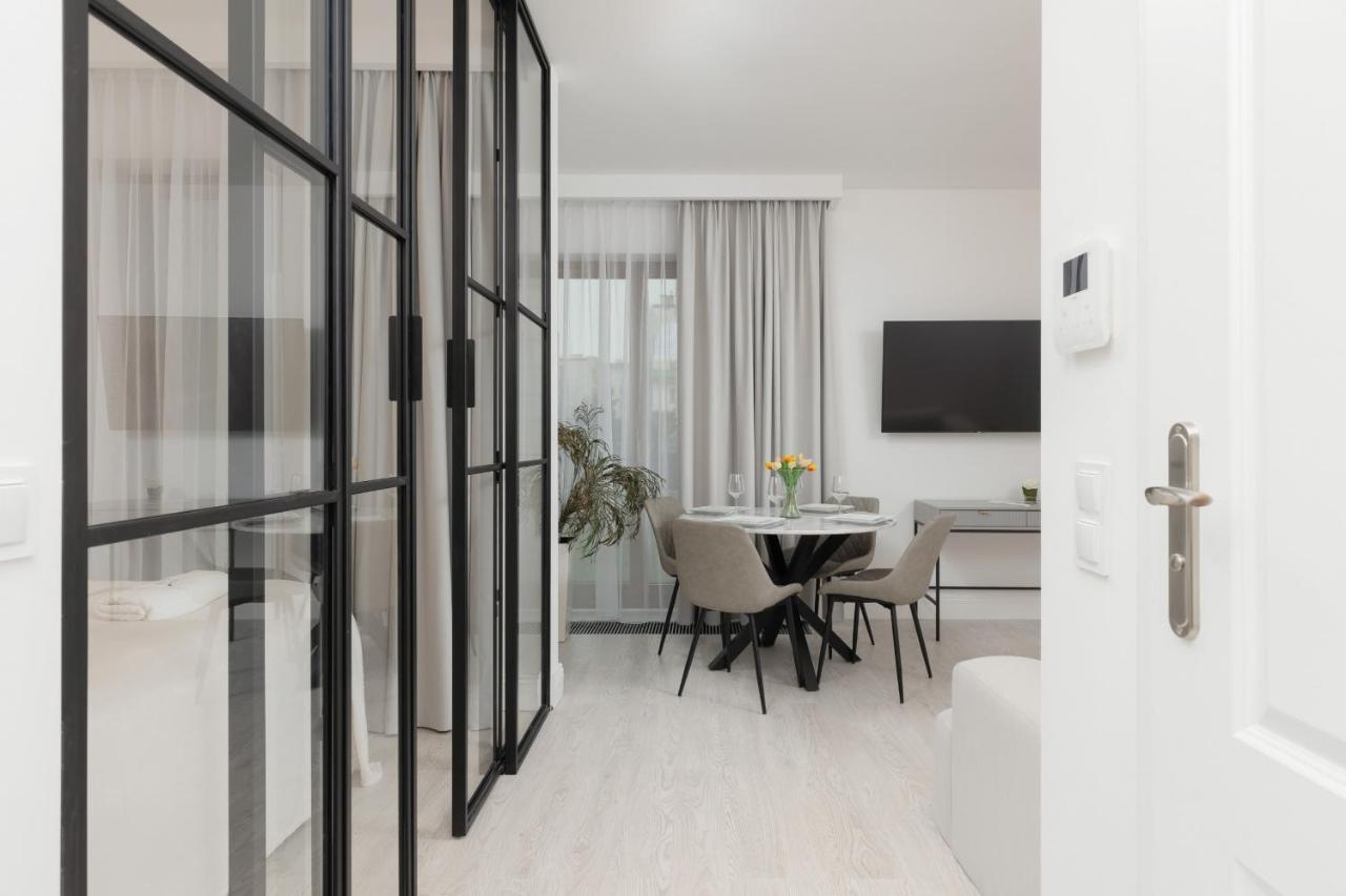 With Terrace Rezydencja Lazienki Park By Renters Prestige Apartment *